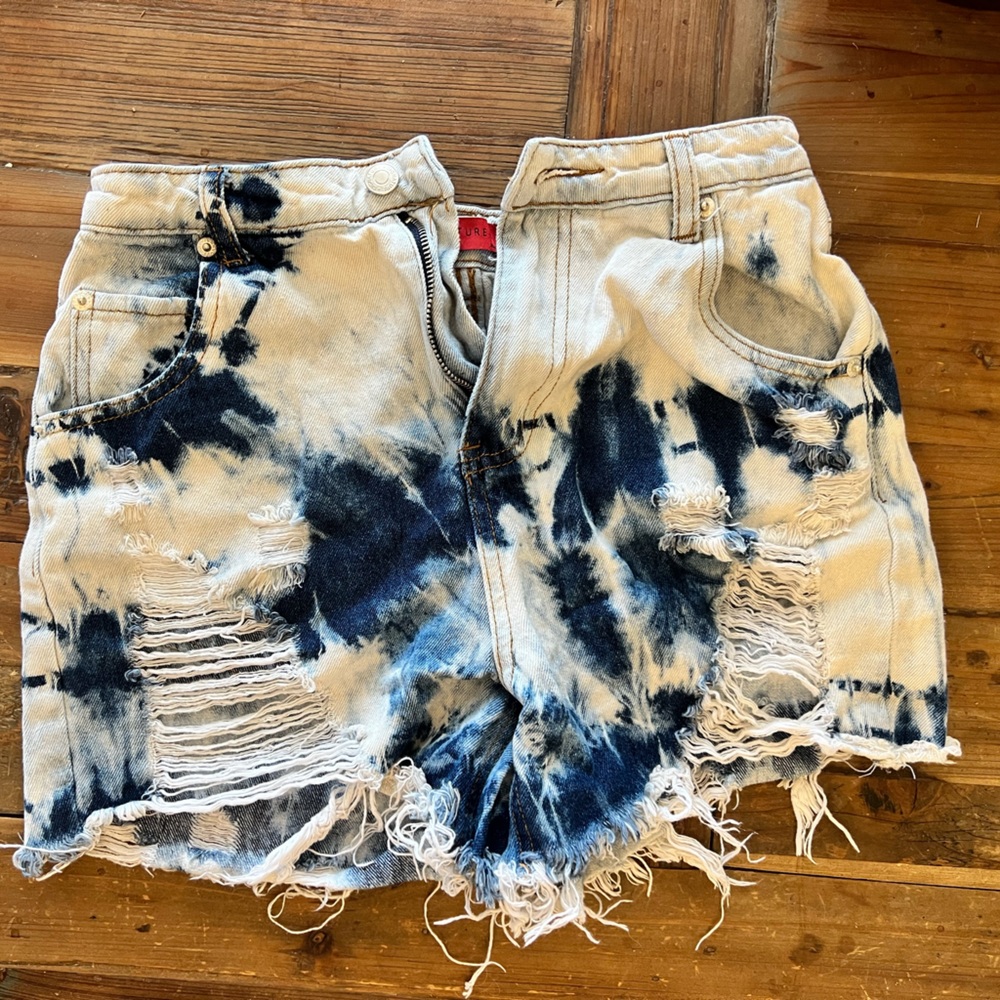 HIGH WAISTED ACID WASHED RIPPED JEAN SHORTS BY SIGNATURE 8